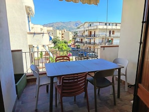 Outdoor dining - Vic SeaHouse Apartment (Giardini Naxos)