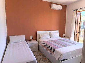 Iron/ironing board, WiFi, bed sheets - Vic SeaHouse Apartment (Giardini Naxos)