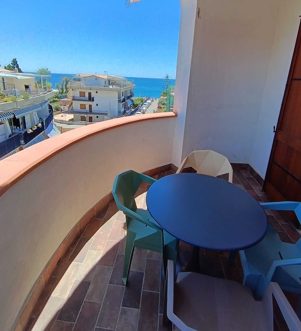 Outdoor dining - Vic SeaHouse Apartment (Giardini Naxos)