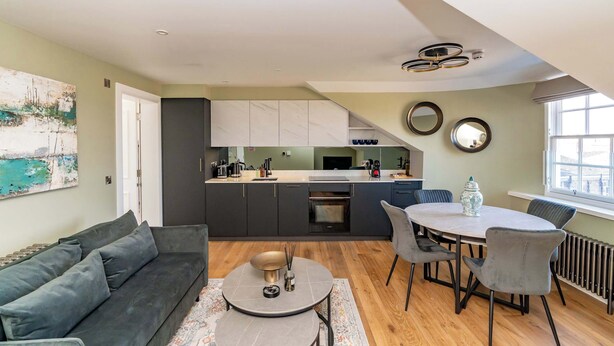 Un apartamento moderno con sala de estar, cocina y comedor.