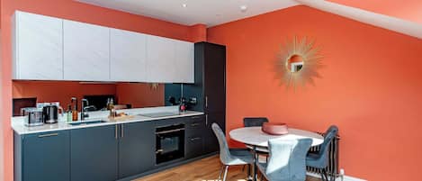 Coffee/tea maker, fridge, microwave, oven