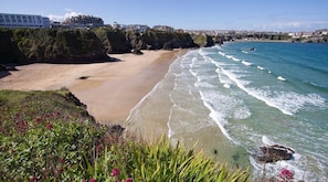 A coastal beach with clear waters, a sandy shore, and a view of buildings in the distance. - Apartment Sleeps 4 - Town Centre & Near Beach (Newquay)