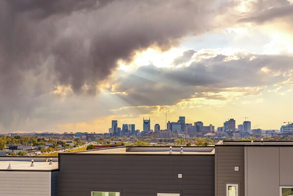 Lo skyline di una città con edifici moderni e un cielo nuvoloso.