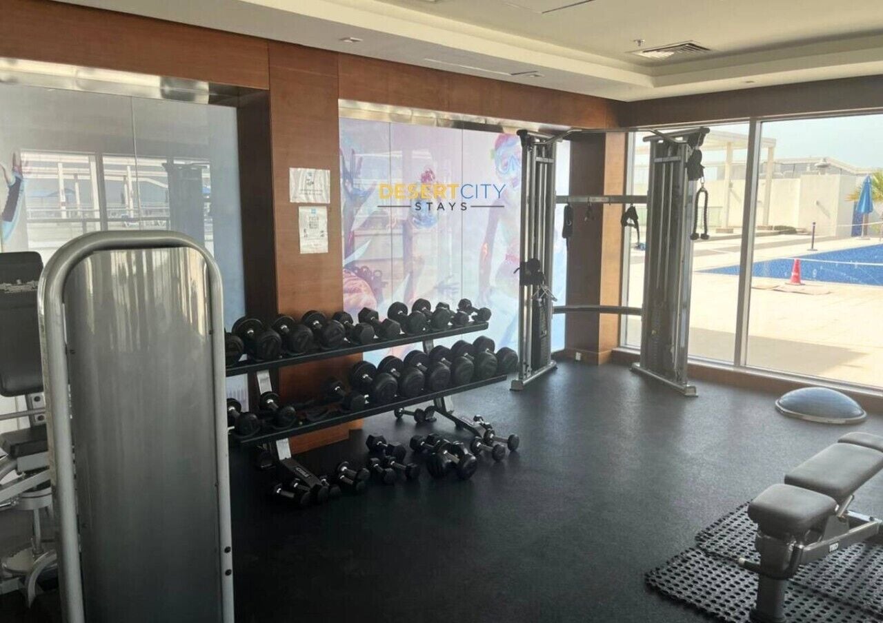 Ein Fitnessstudio mit Gewichten, Hanteln und einer Trainingsbank.
