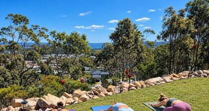 Escape To The Bay – Grand Luxury with heated pool and spa