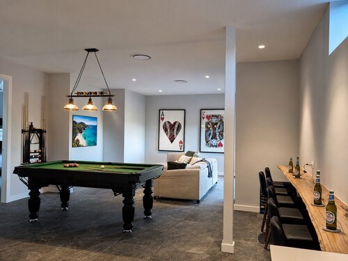 Escape To The Bay – Grand Luxury with heated pool and spa