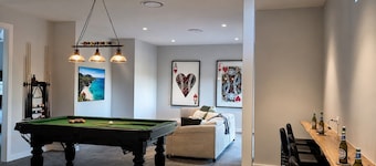 Escape To The Bay – Grand Luxury with heated pool and spa