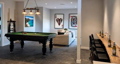 Escape To The Bay – Grand Luxury with heated pool and spa