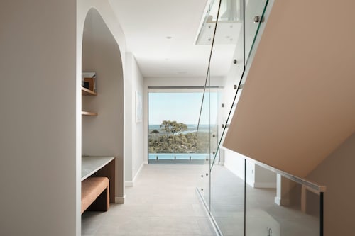 Escape To The Bay – Grand Luxury with heated pool and spa