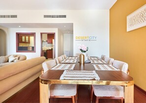 A modern dining area with a wooden table, cushioned chairs, and a decorative centerpiece. - Close to JBR Beach | Ain Dubai view (Giant Wheel) (Dubai)