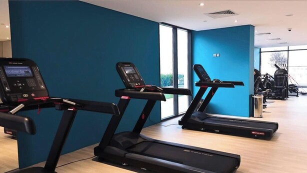 Ett gym med löpband och annan träningsutrustning.