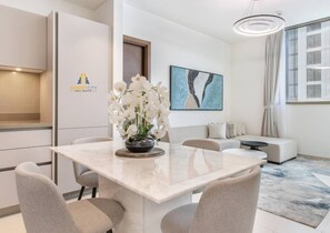 Ein modernes Interieur mit Essbereich, einer Couch und einem Gemälde an der Wand.