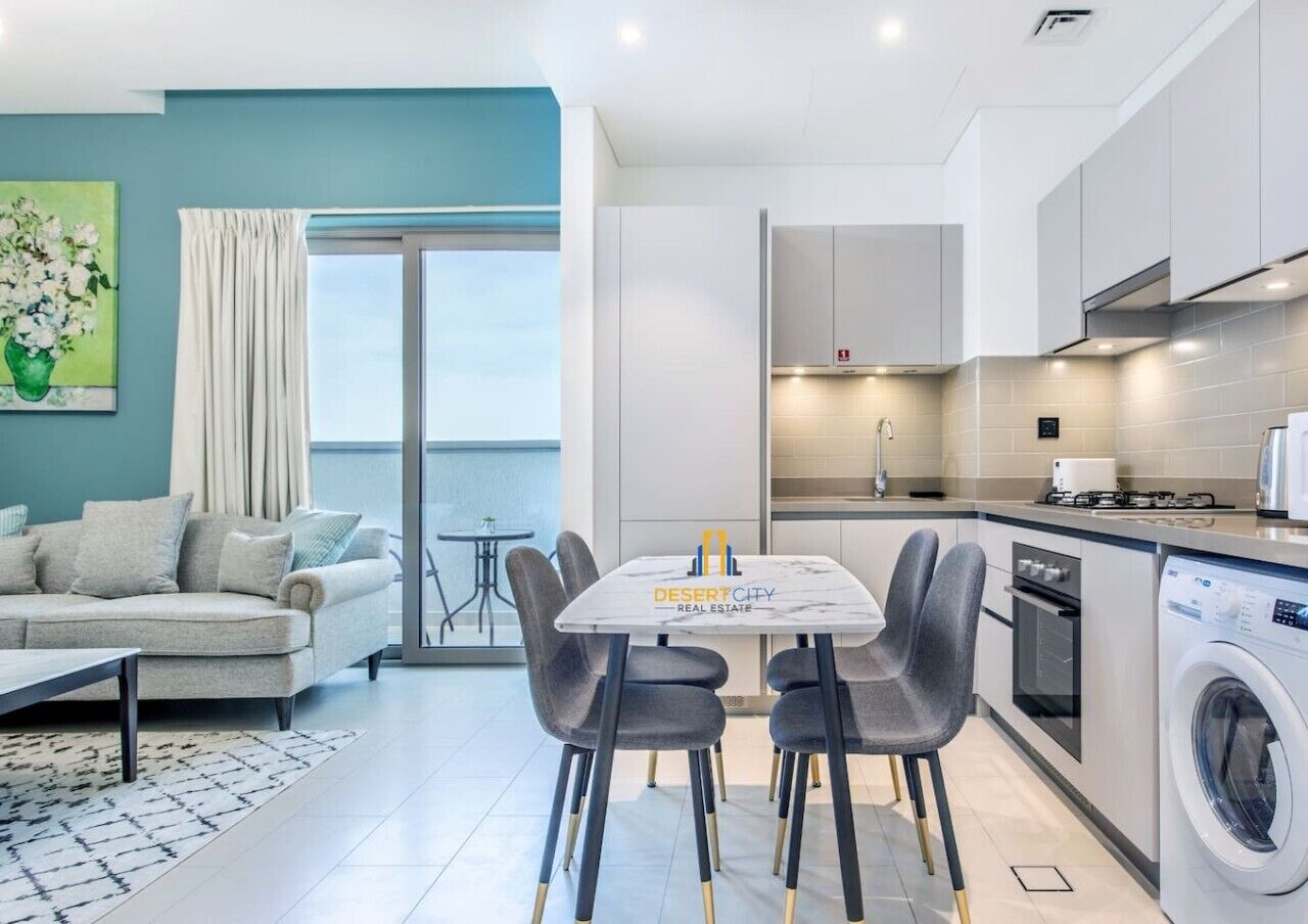 Eine moderne Wohnung mit Essbereich, Küche und Meerblick.