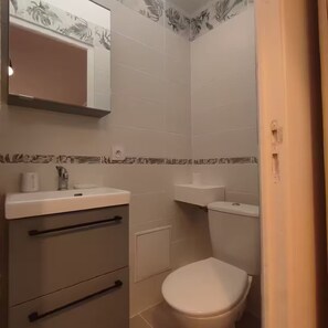 Shower, hair dryer, towels, soap - Vrbo Property (Meaux)
