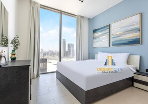 Une chambre d’hôtel moderne avec un grand lit, un bureau et une vue sur la ville.