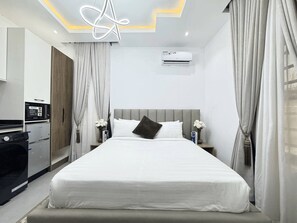 Room - Luxury Studio Apartment in Victoria Island with Pool, Fast Wi-Fi & 24/7 Power (Lagos)