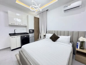 Room - Luxury Studio Apartment in Victoria Island with Pool, Fast Wi-Fi & 24/7 Power (Lagos)