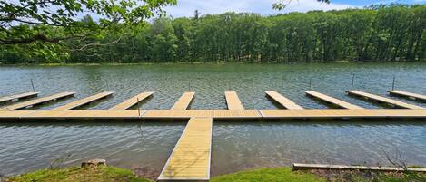 Un lago tranquilo con muelles de madera que se adentran en el agua.