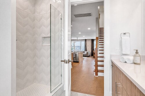 Pet-friendly House Sleeps 12 Near Geodis Park Nashville