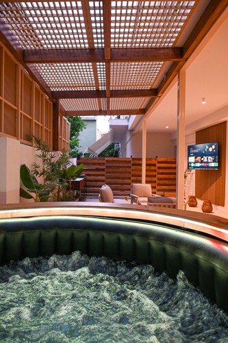 Light Kozy Residence - Jacuzzi Lux Stay in Patra