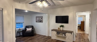 Cozy 2-bedroom house in quaint Travelers Rest located on the swamp rabbit trail!