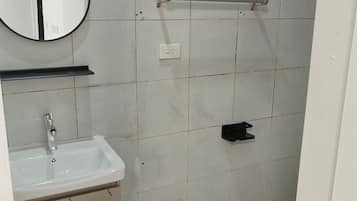 Douche, bidet, serviettes fournies, savon