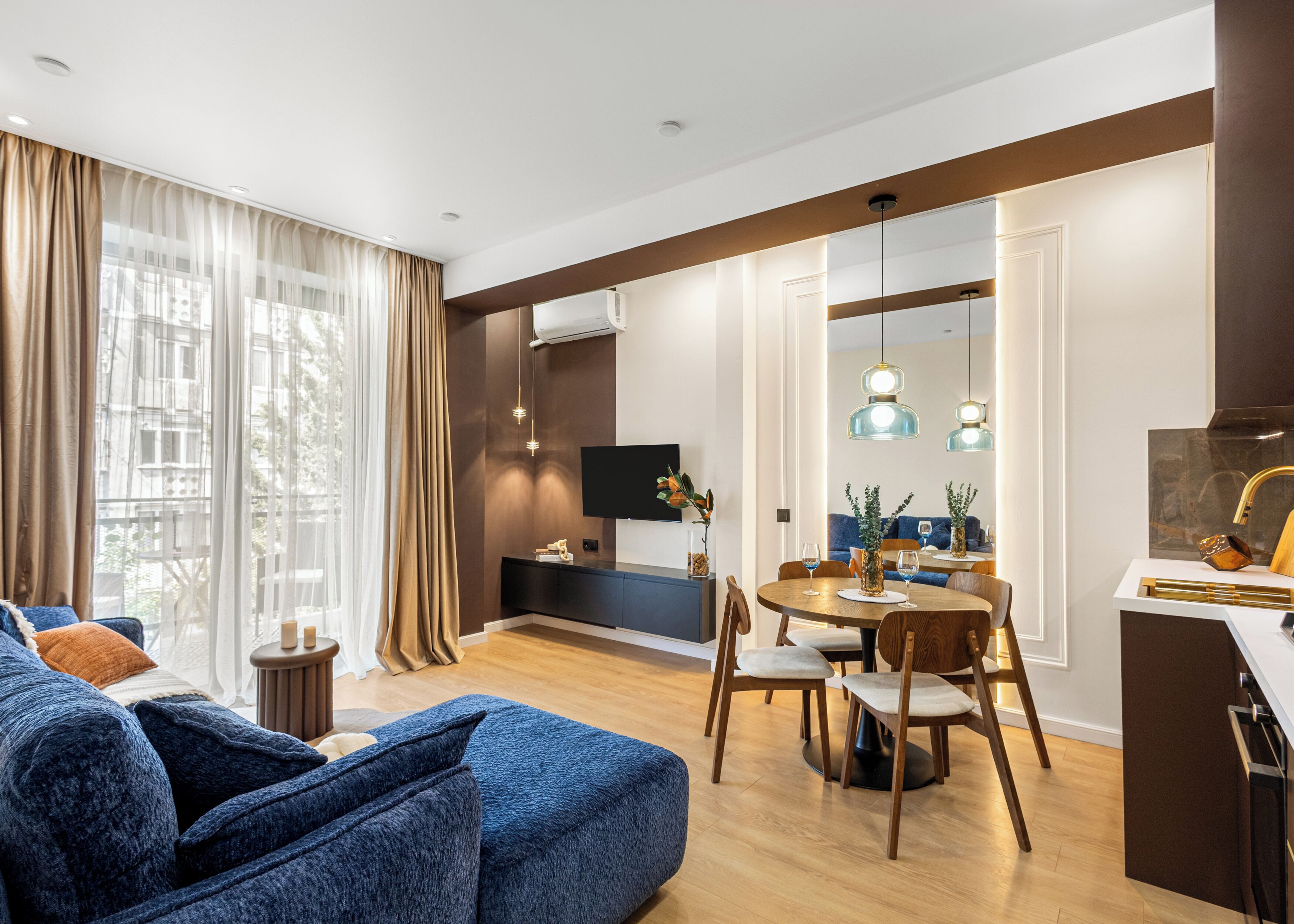 Apartment, Blick auf den Innenhof | Wohnbereich