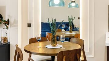 Apartamento, vistas al patio | Restauración