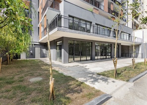 Um edifício moderno com telhado plano, janelas amplas e uma varanda.