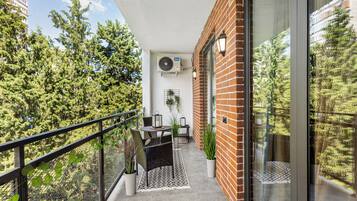 Apartamento, vistas al patio | Restaurante al aire libre