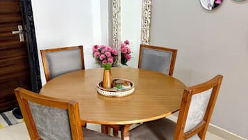 Villa, 2 Bedrooms, Balcony | Dining