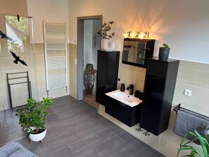 Bathroom - Modern, accessible vacation rental; on-site Thai massage (98724 Lauscha)