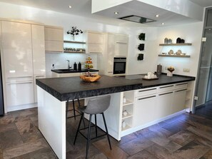 Private kitchen - Modern, accessible vacation rental; on-site Thai massage (98724 Lauscha)