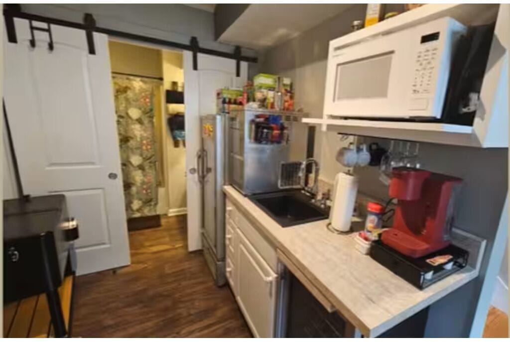 Coffee/tea maker, fridge, microwave, blender
