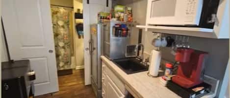 Coffee/tea maker, fridge, microwave, blender
