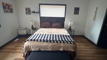 4 slaapkamers, een strijkplank/strijkijzer, reisbedje, gratis wifi