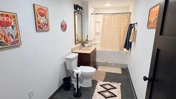 Een douche, een haardroger, handdoeken, zeep