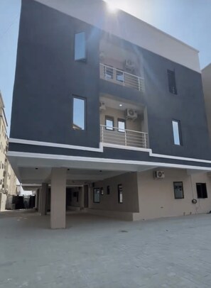 Exterior - Lovely Studio Apartment in Victoria Island with Pool, Fast Wi-Fi & 24/7 Power (Lagos)