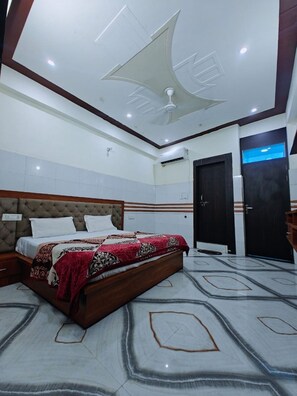 Deluxe Room - Hotel Gayatri Dham Near Prem Mandir (Vrindavan)