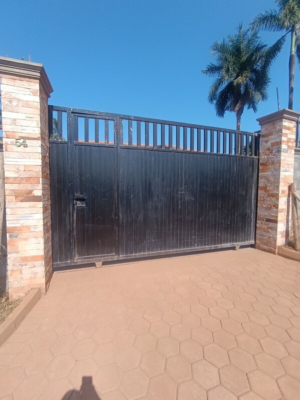 Unclassified image, 1 of 20, button - Cosy 4-bedroom bungalow in charming Jinja near the source of the Nile. (Jinja)