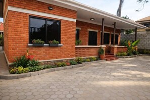 Unclassified image, 2 of 20, button - Cosy 4-bedroom bungalow in charming Jinja near the source of the Nile. (Jinja)