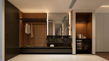 Un baño moderno con tocador de madera, espejo y zona de ducha integrada.