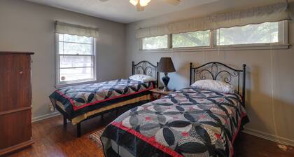 4 Mi to Dtwn Wichita! 'else House' w/ Yard & Patio