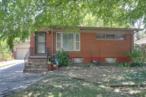 4 Mi to Dtwn Wichita! 'else House' w/ Yard & Patio