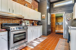 Interior - Walk to Dtwn Rockville! Prairie-inspired Retreat (Rockville)