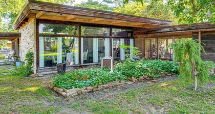 Walk to Dtwn Rockville! Prairie-inspired Retreat