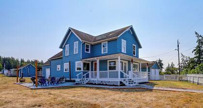 Bay Views + Stargazing! Spacious Mount Vernon Home