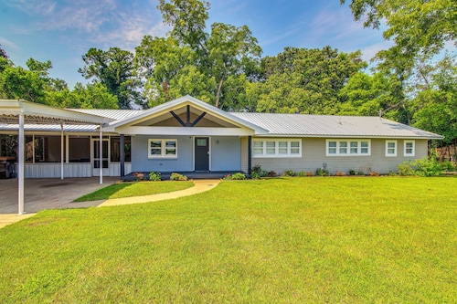 Great for Families! Dothan Getaway w/ Large Yard