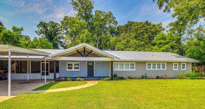 Great for Families! Dothan Getaway w/ Large Yard