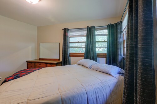 Lulus House w/ Yard! 8 Mi to Dtwn Wichita